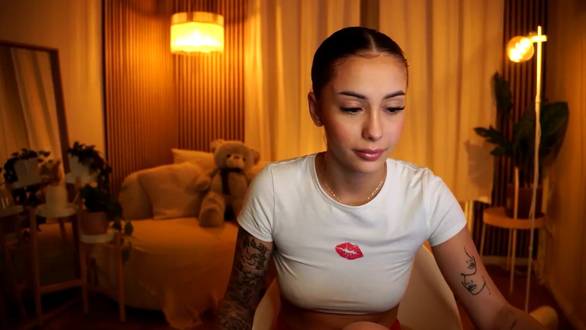 Gallery image thumbnail from Naomii18's myfreecams stream on, 10/29/2024, 18:16 image 1 of 20