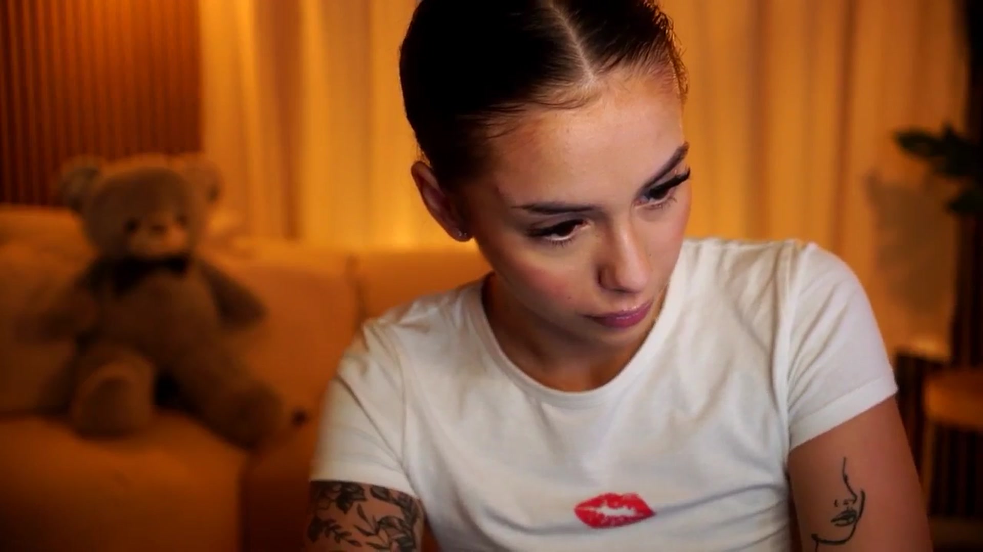 Gallery image thumbnail from Naomii18's myfreecams stream on, 10/29/2024, 18:16 image 16 of 20