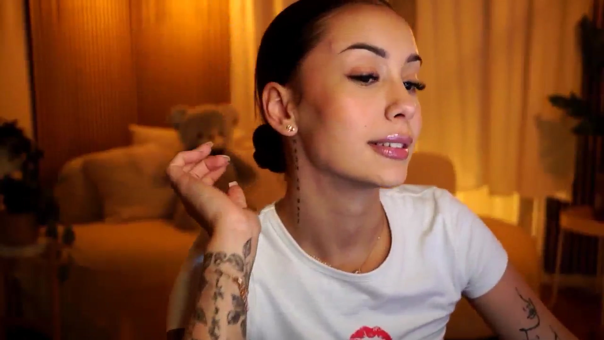 Gallery image thumbnail from Naomii18's myfreecams stream on, 10/29/2024, 18:16 image 17 of 20