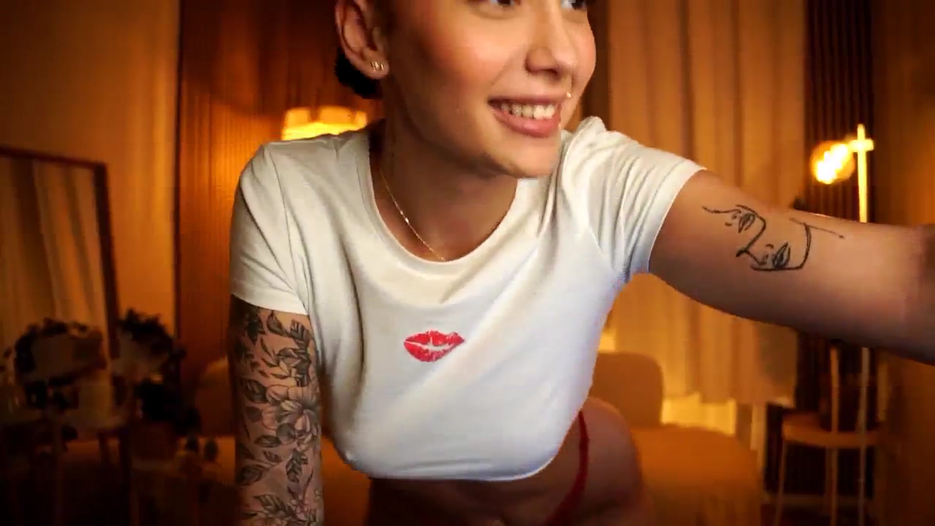 Gallery image thumbnail from Naomii18's myfreecams stream on, 10/29/2024, 18:16 image 9 of 20