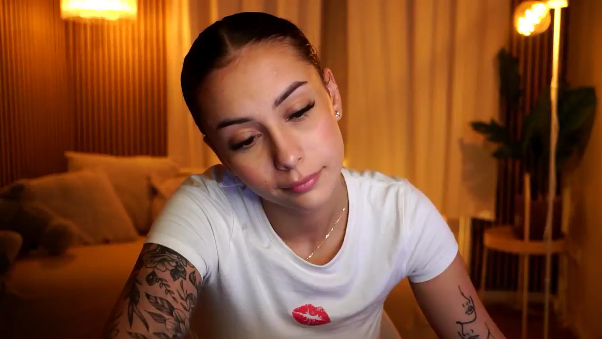 Gallery image thumbnail from Naomii18's myfreecams stream on, 10/29/2024, 22:16 image 1 of 20