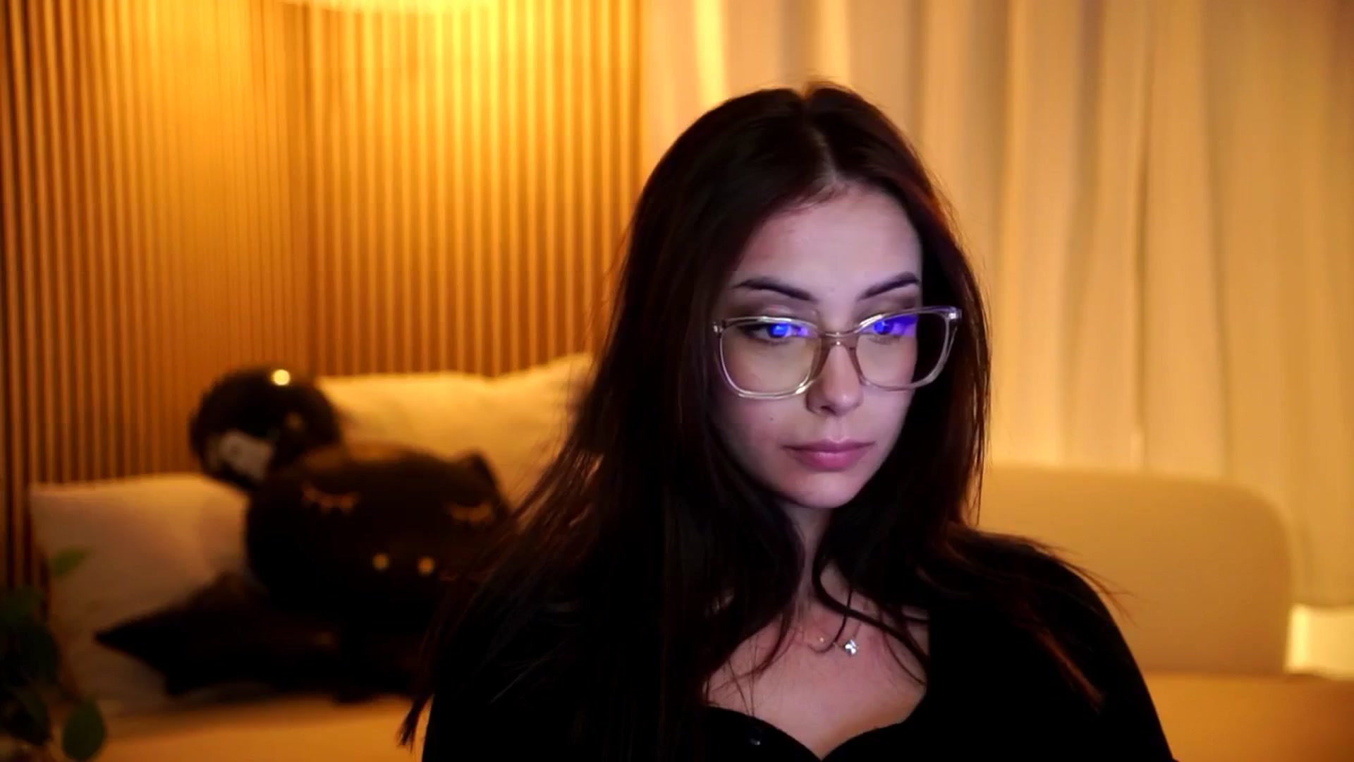 Gallery image thumbnail from Naomii18's myfreecams stream on, 10/30/2024, 17:07 image 4 of 20