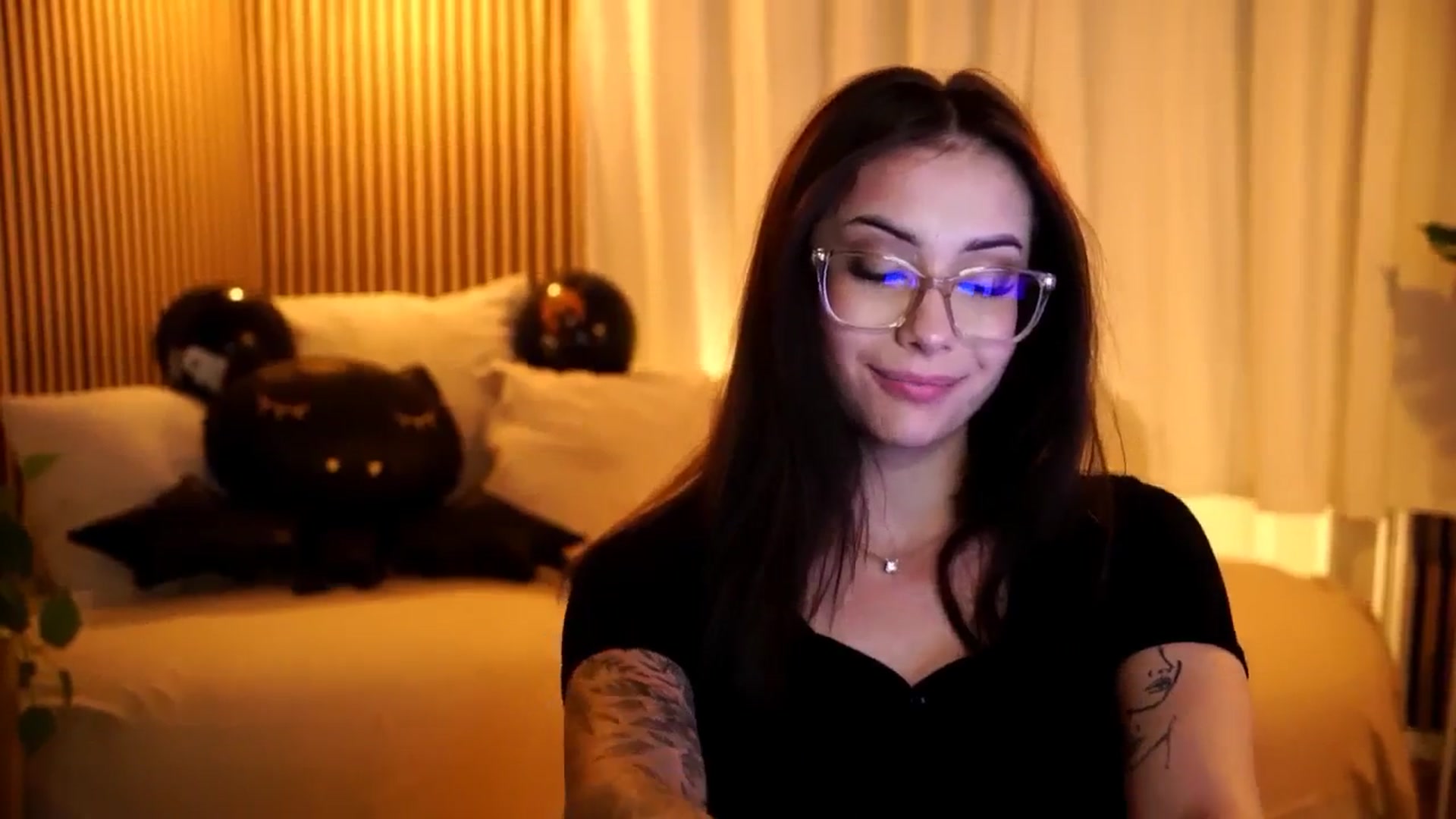 Gallery image thumbnail from Naomii18's myfreecams stream on, 10/30/2024, 17:56 image 12 of 20