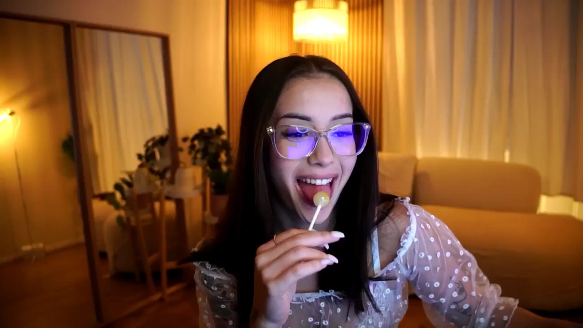 Gallery image thumbnail from Naomii18's myfreecams stream on, 11/10/2024, 14:30 image 1 of 20