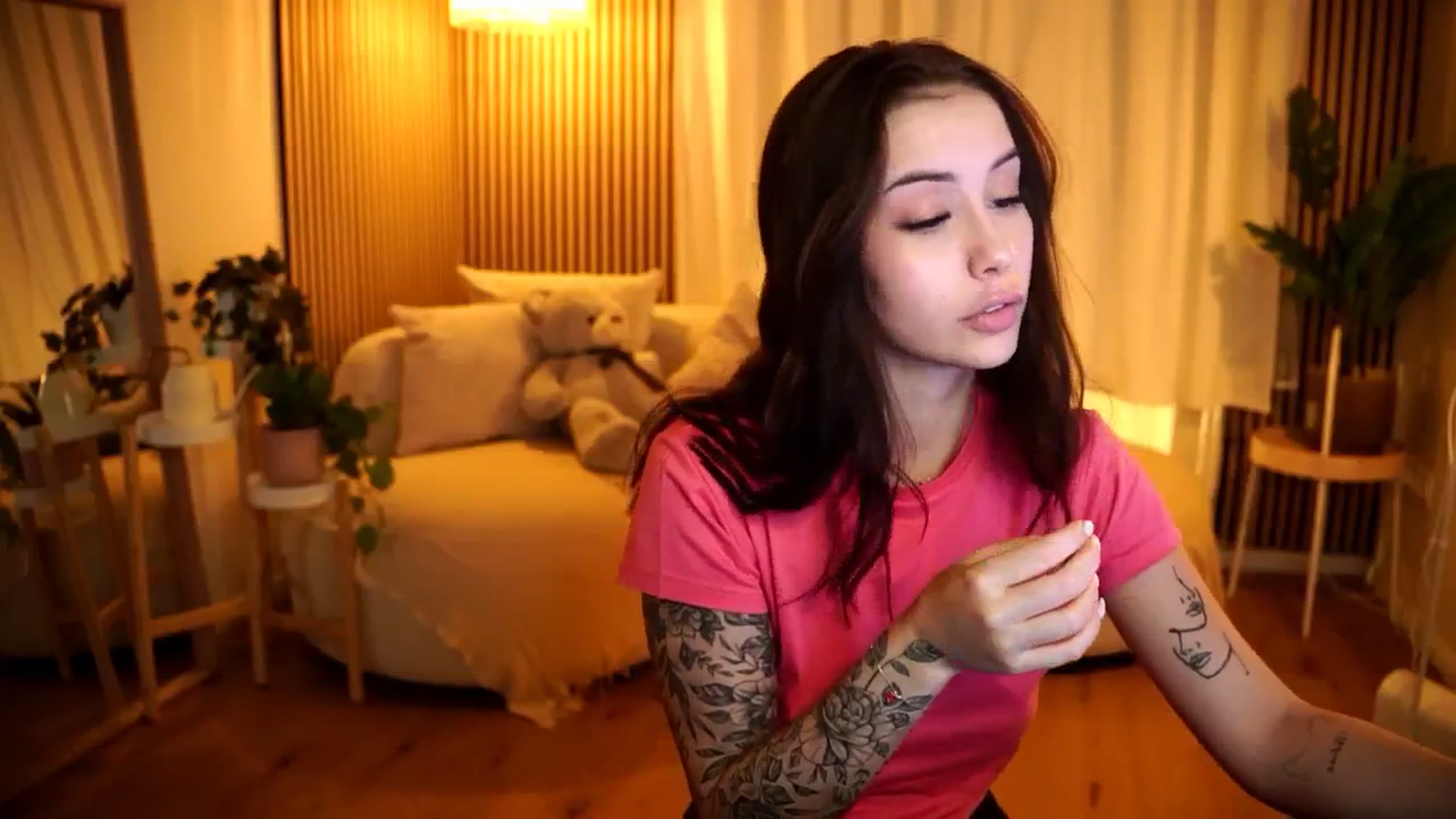 Gallery image thumbnail from Naomii18's myfreecams stream on, 11/12/2024, 18:36 image 14 of 20