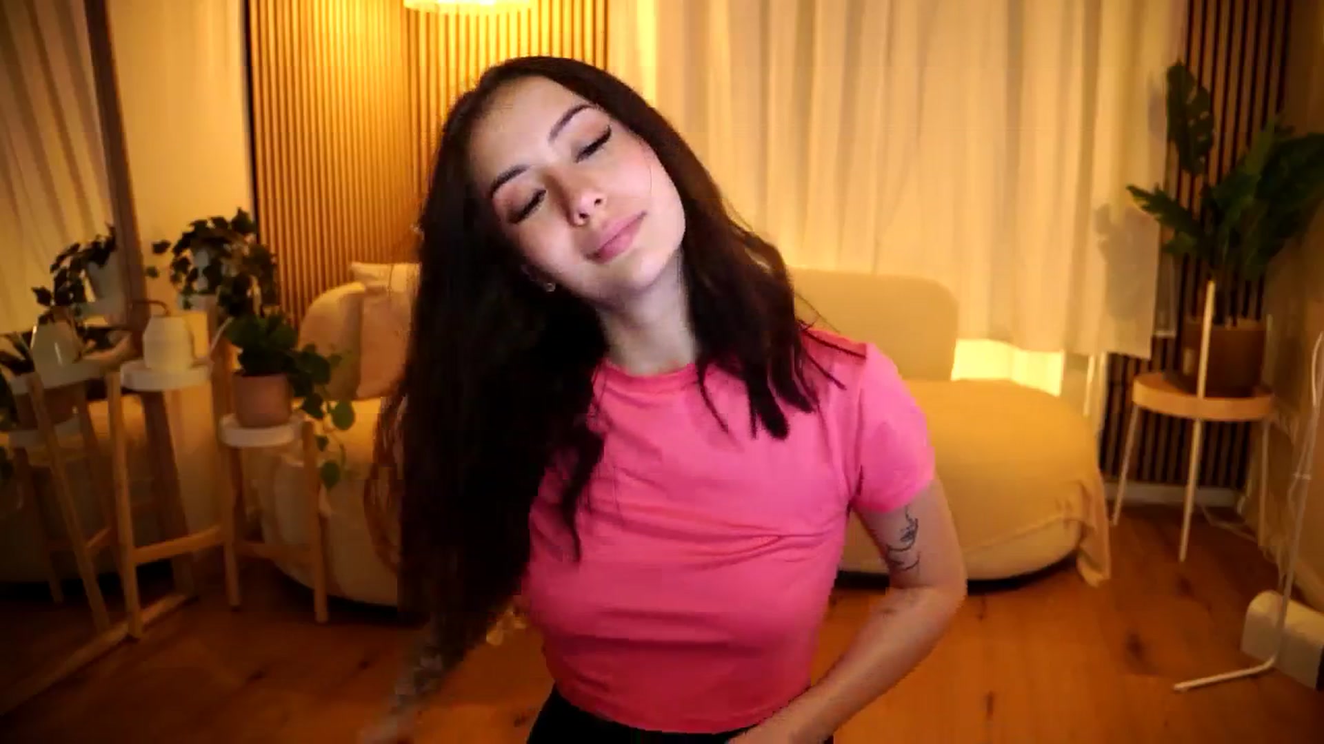 Gallery image thumbnail from Naomii18's myfreecams stream on, 11/12/2024, 18:36 image 3 of 20