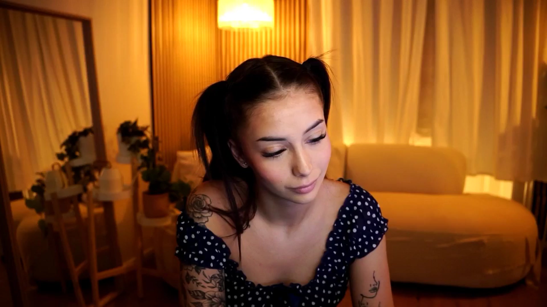Gallery image thumbnail from Naomii18's myfreecams stream on, 11/18/2024, 17:25 image 1 of 20