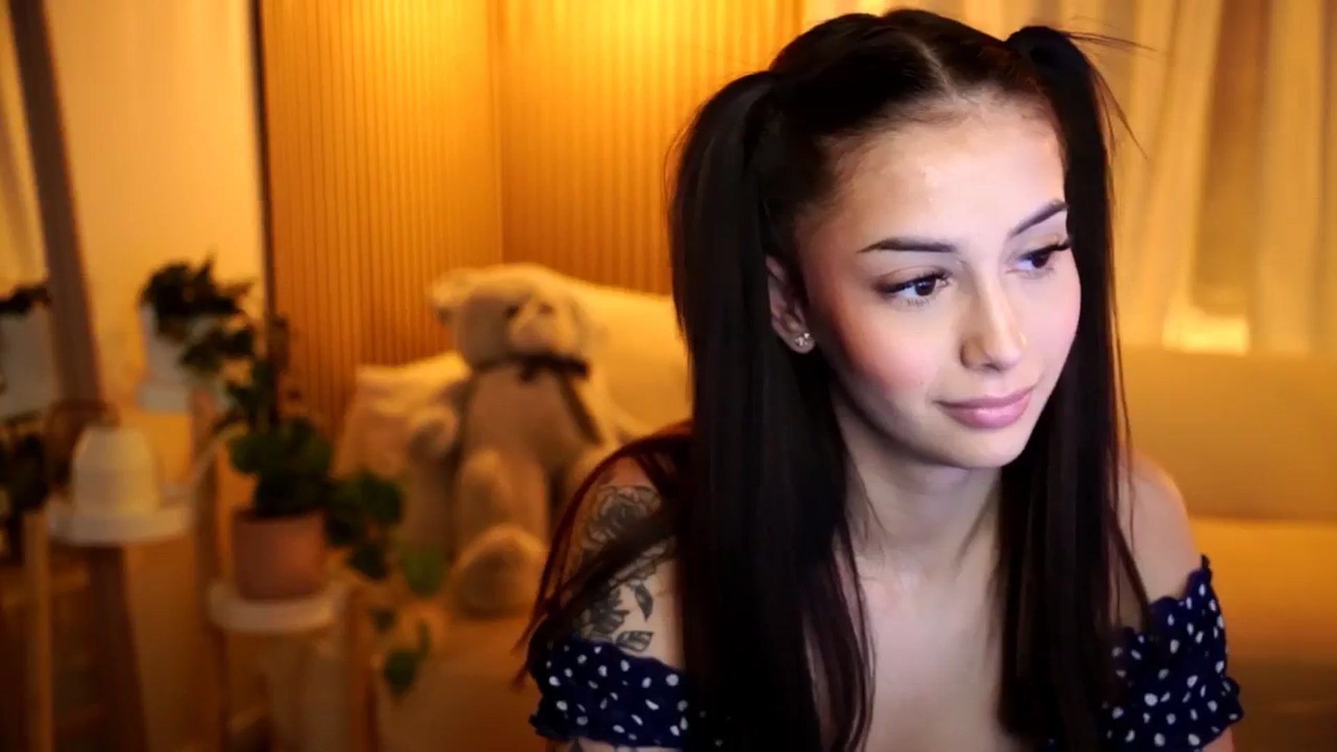 Gallery image thumbnail from Naomii18's myfreecams stream on, 11/18/2024, 17:25 image 16 of 20