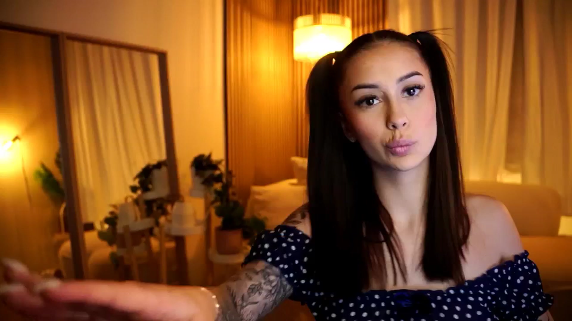 Gallery image thumbnail from Naomii18's myfreecams stream on, 11/18/2024, 17:25 image 3 of 20