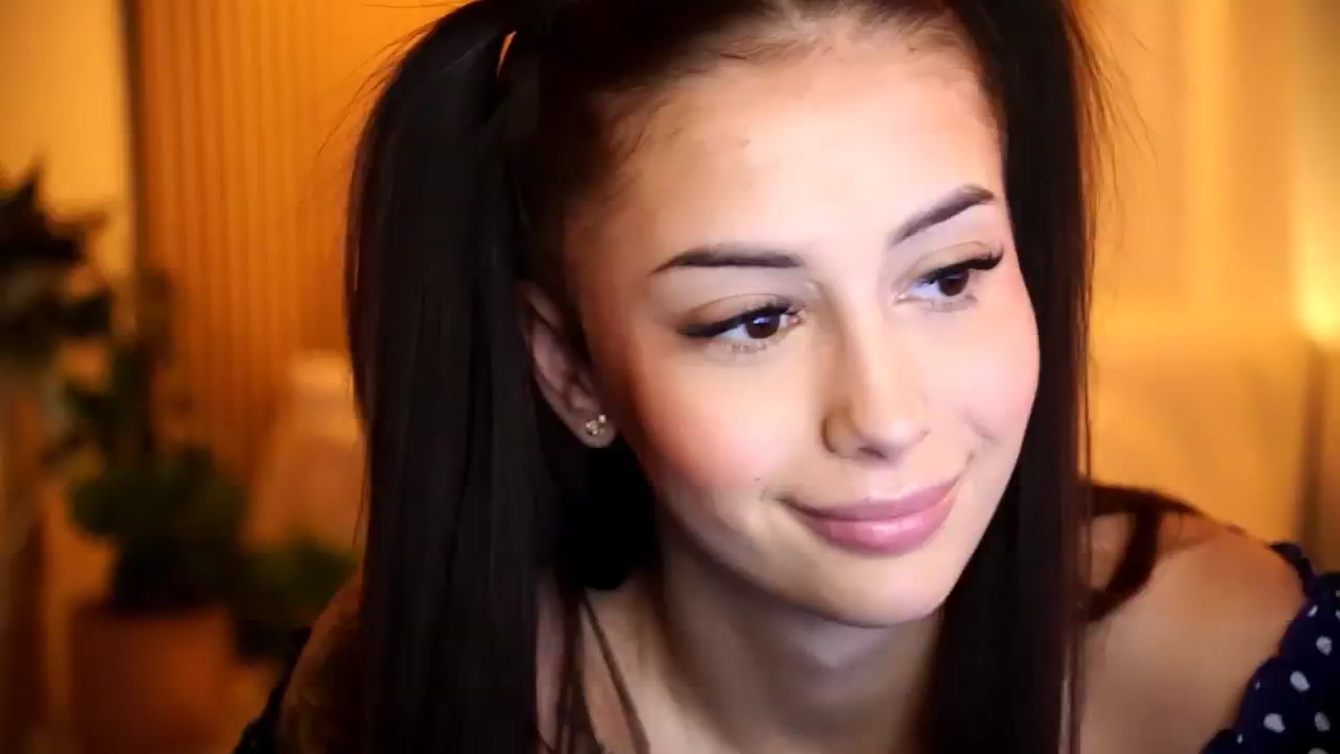 Gallery image thumbnail from Naomii18's myfreecams stream on, 11/18/2024, 18:47 image 1 of 20