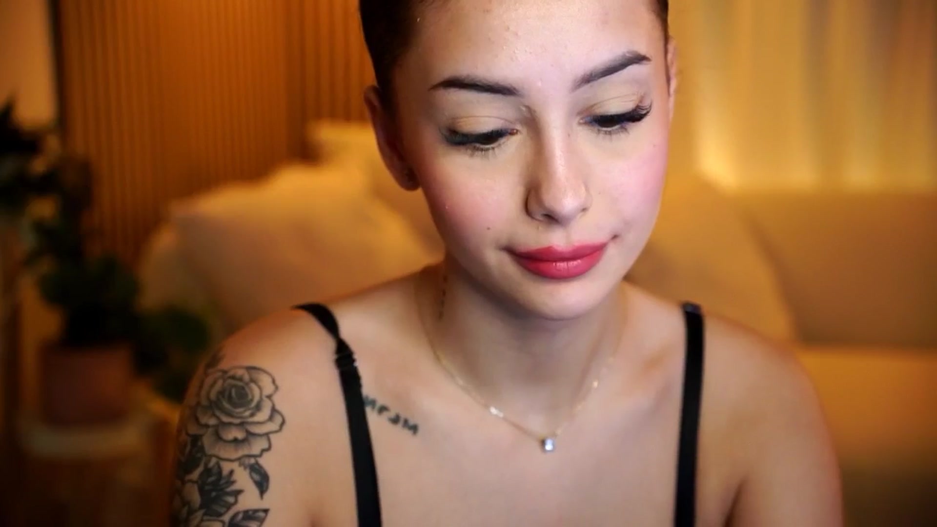 Gallery image thumbnail from Naomii18's myfreecams stream on, 11/19/2024, 14:56 image 15 of 20