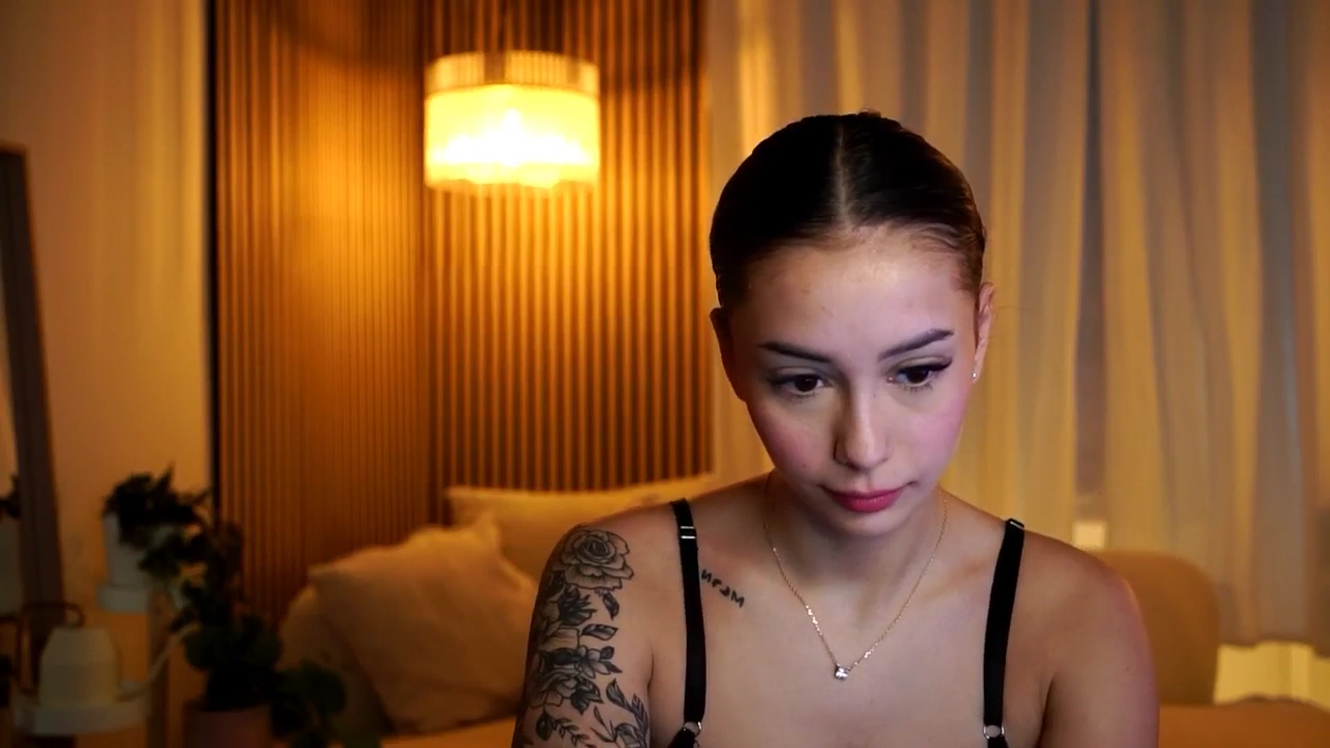 Gallery image thumbnail from Naomii18's myfreecams stream on, 11/19/2024, 14:56 image 10 of 20