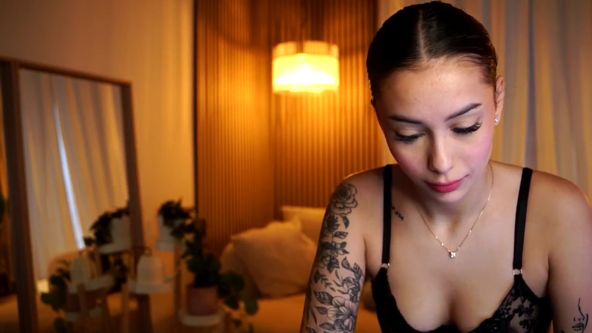 Gallery image thumbnail from Naomii18's myfreecams stream on, 11/19/2024, 14:56 image 7 of 20