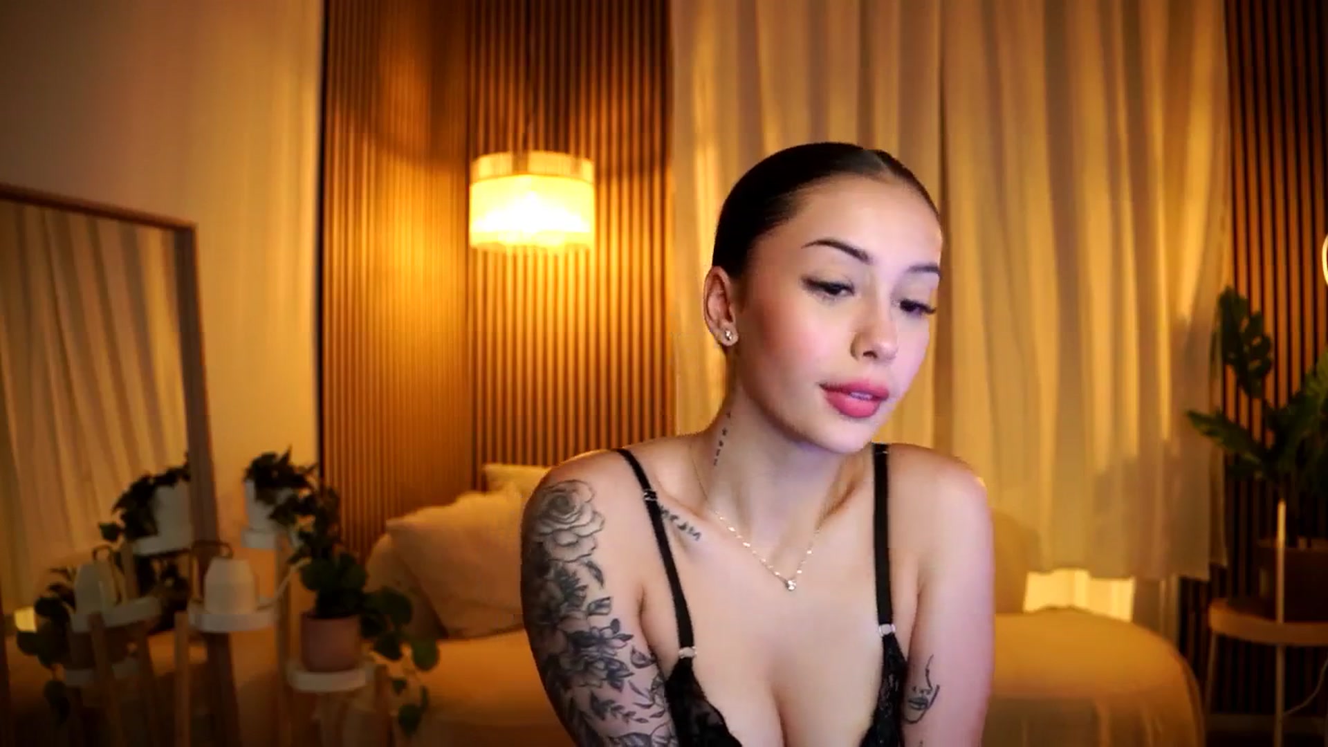 Gallery image thumbnail from Naomii18's myfreecams stream on, 11/19/2024, 16:58 image 6 of 20