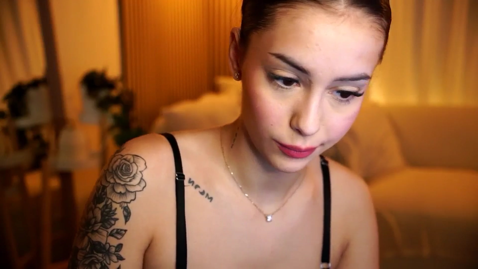 Gallery image thumbnail from Naomii18's myfreecams stream on, 11/19/2024, 16:58 image 18 of 20