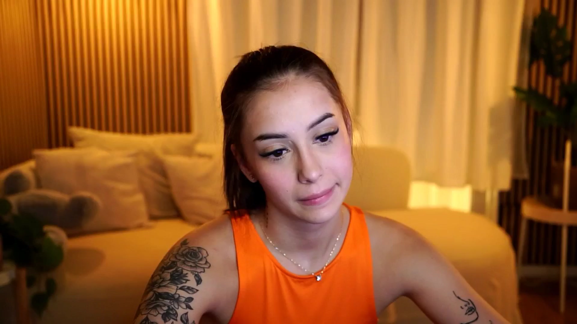 Gallery image thumbnail from Naomii18's myfreecams stream on, 11/25/2024, 20:34 image 2 of 20