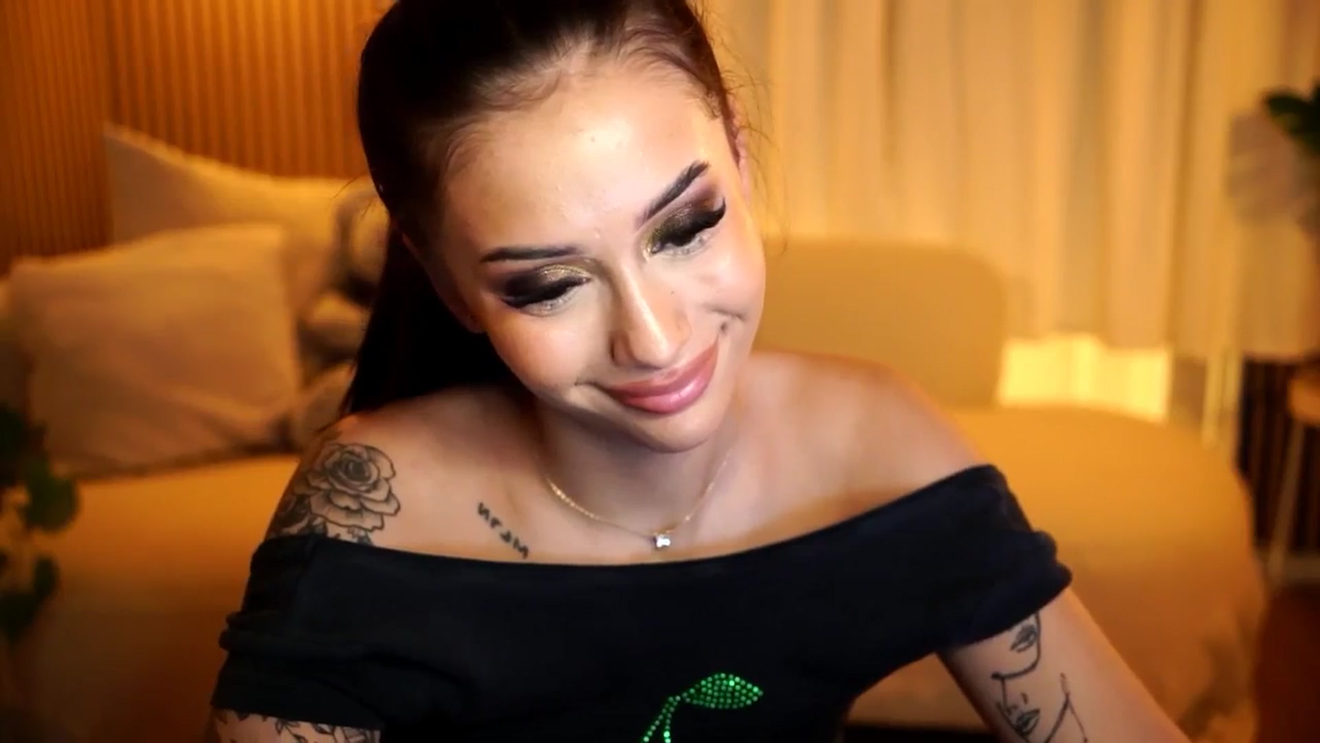 Gallery image thumbnail from Naomii18's myfreecams stream on, 12/05/2024, 19:14 image 9 of 20