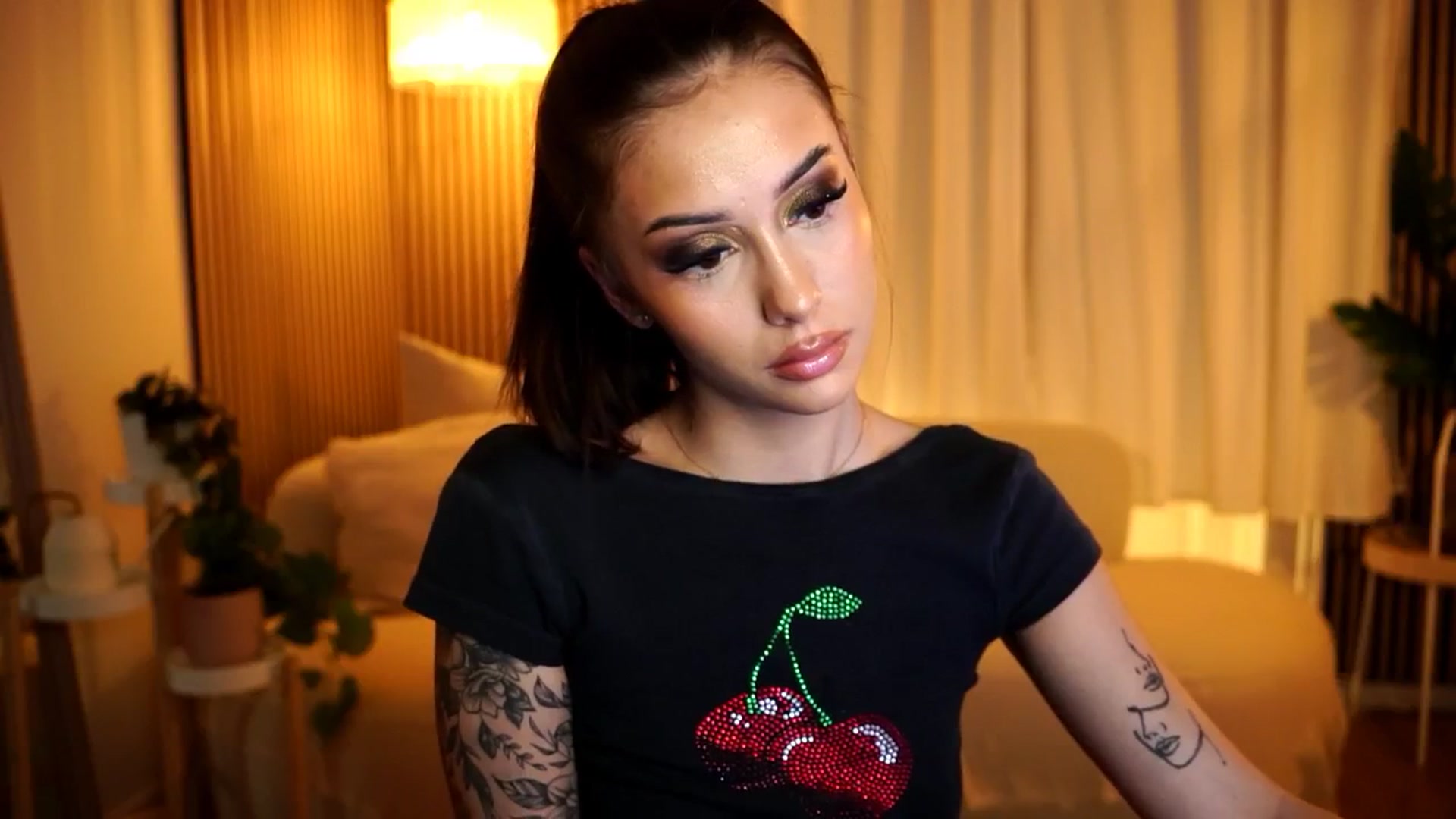 Gallery image thumbnail from Naomii18's myfreecams stream on, 12/05/2024, 19:14 image 2 of 20