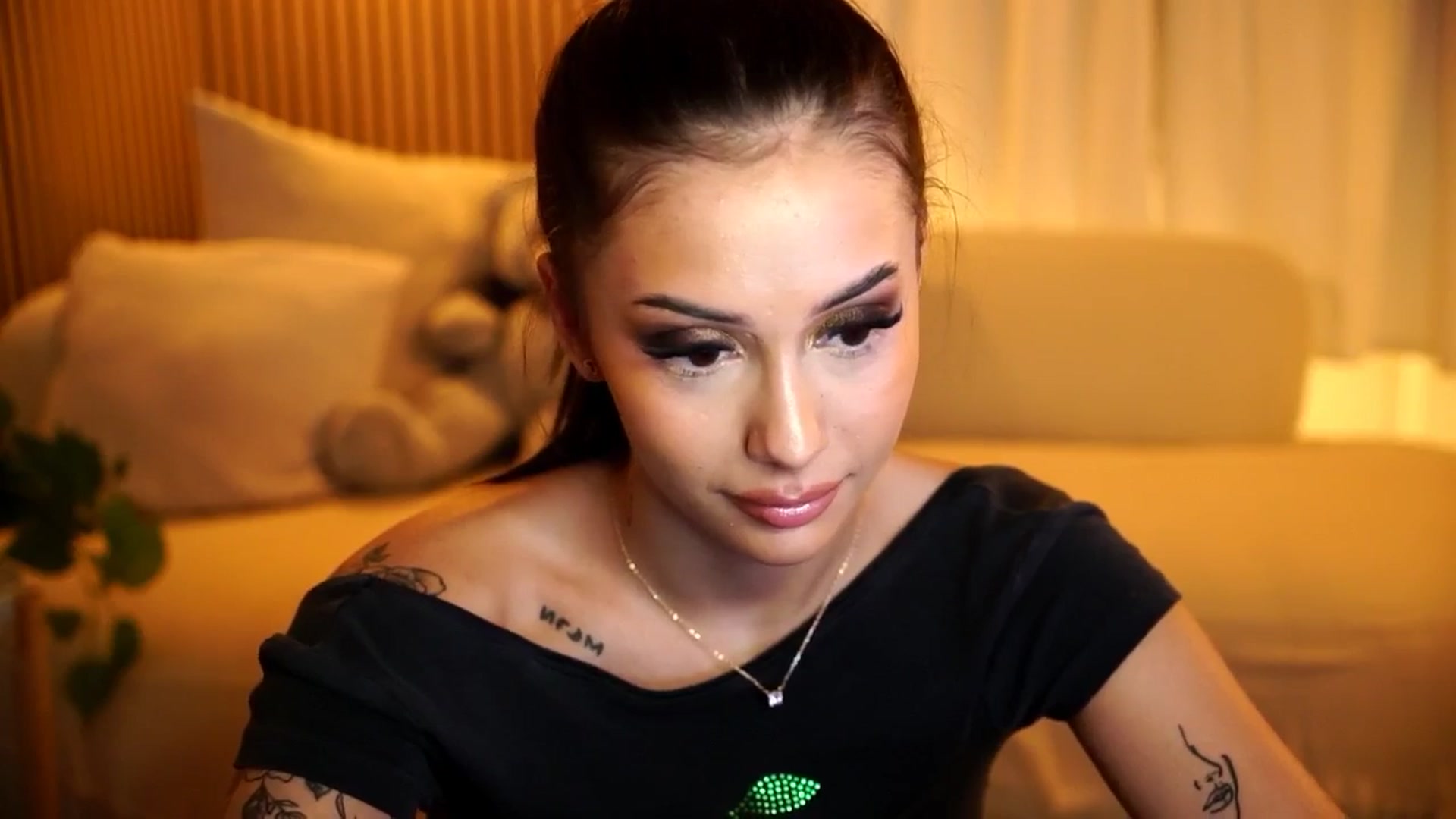 Gallery image thumbnail from Naomii18's myfreecams stream on, 12/05/2024, 19:14 image 17 of 20