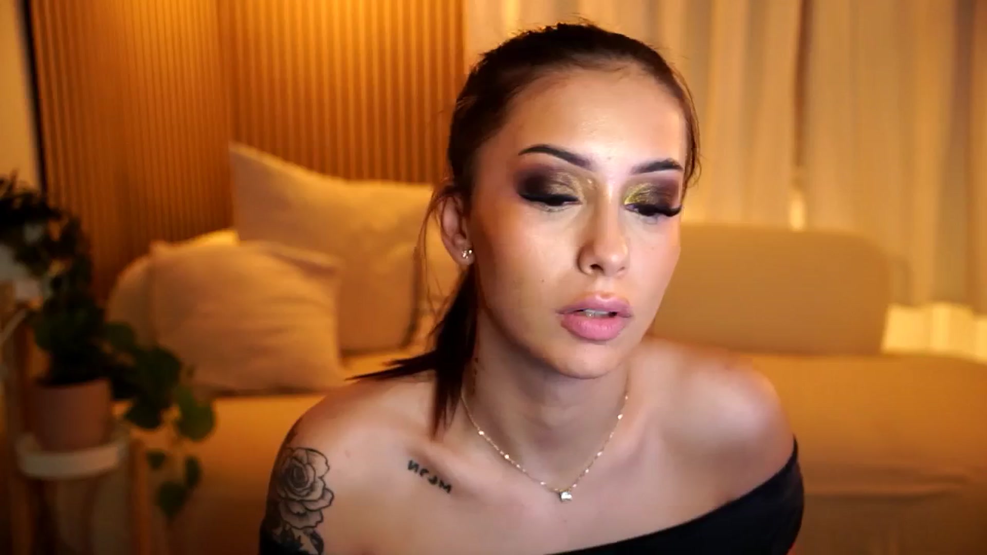 Gallery image thumbnail from Naomii18's myfreecams stream on, 12/05/2024, 22:31 image 17 of 20