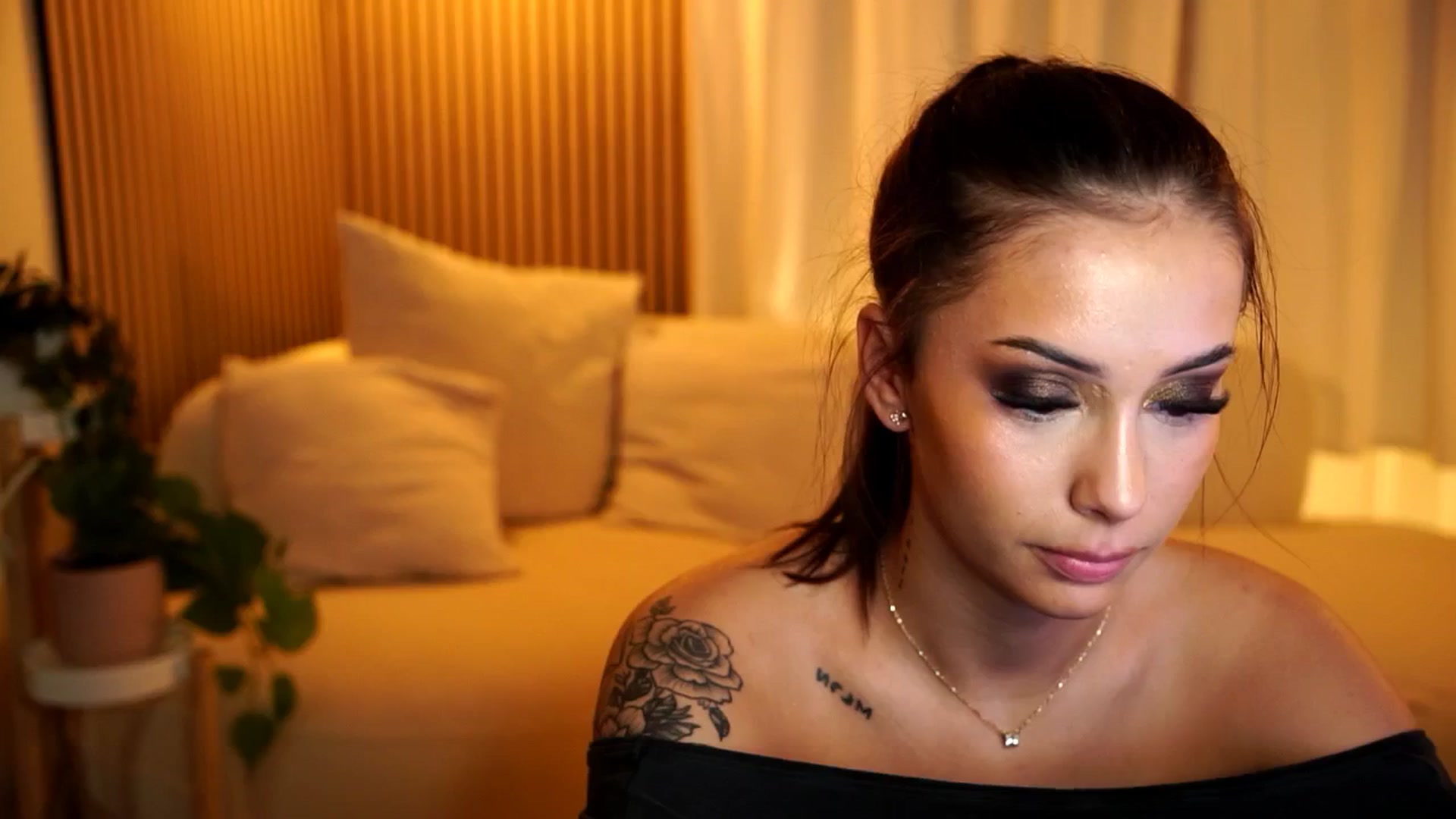 Gallery image thumbnail from Naomii18's myfreecams stream on, 12/05/2024, 22:31 image 16 of 20