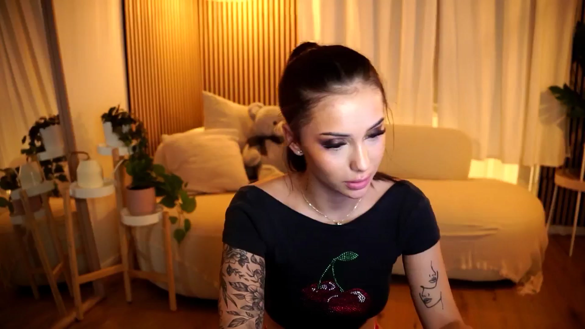 Gallery image thumbnail from Naomii18's myfreecams stream on, 12/05/2024, 22:31 image 10 of 20
