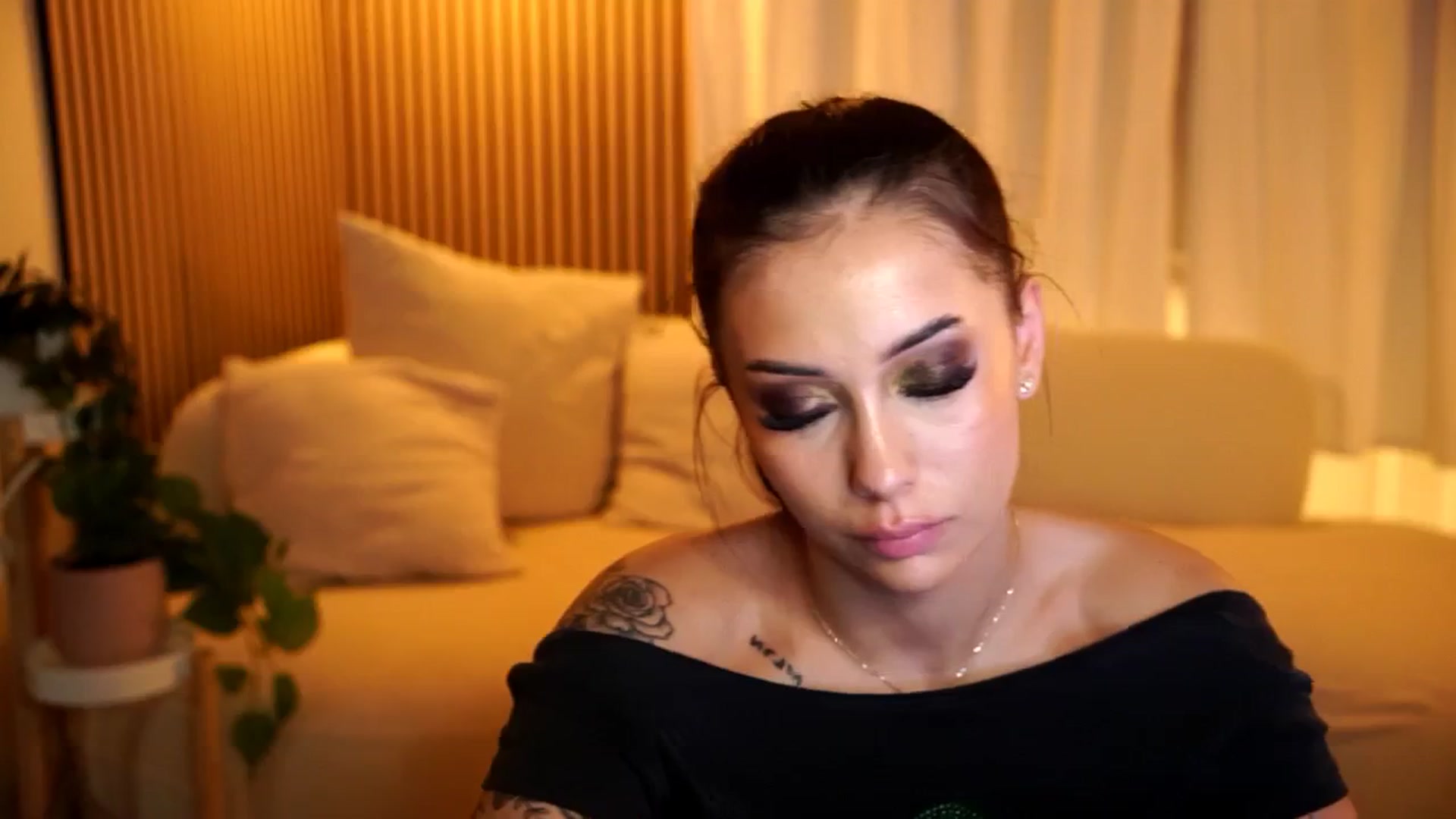Gallery image thumbnail from Naomii18's myfreecams stream on, 12/05/2024, 22:31 image 18 of 20
