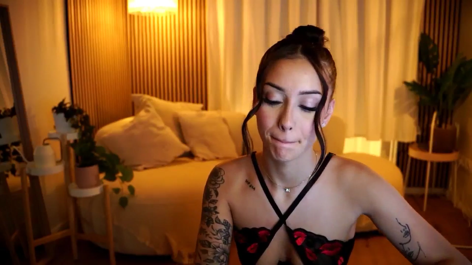 Gallery image thumbnail from Naomii18's myfreecams stream on, 12/07/2024, 14:30 image 12 of 20