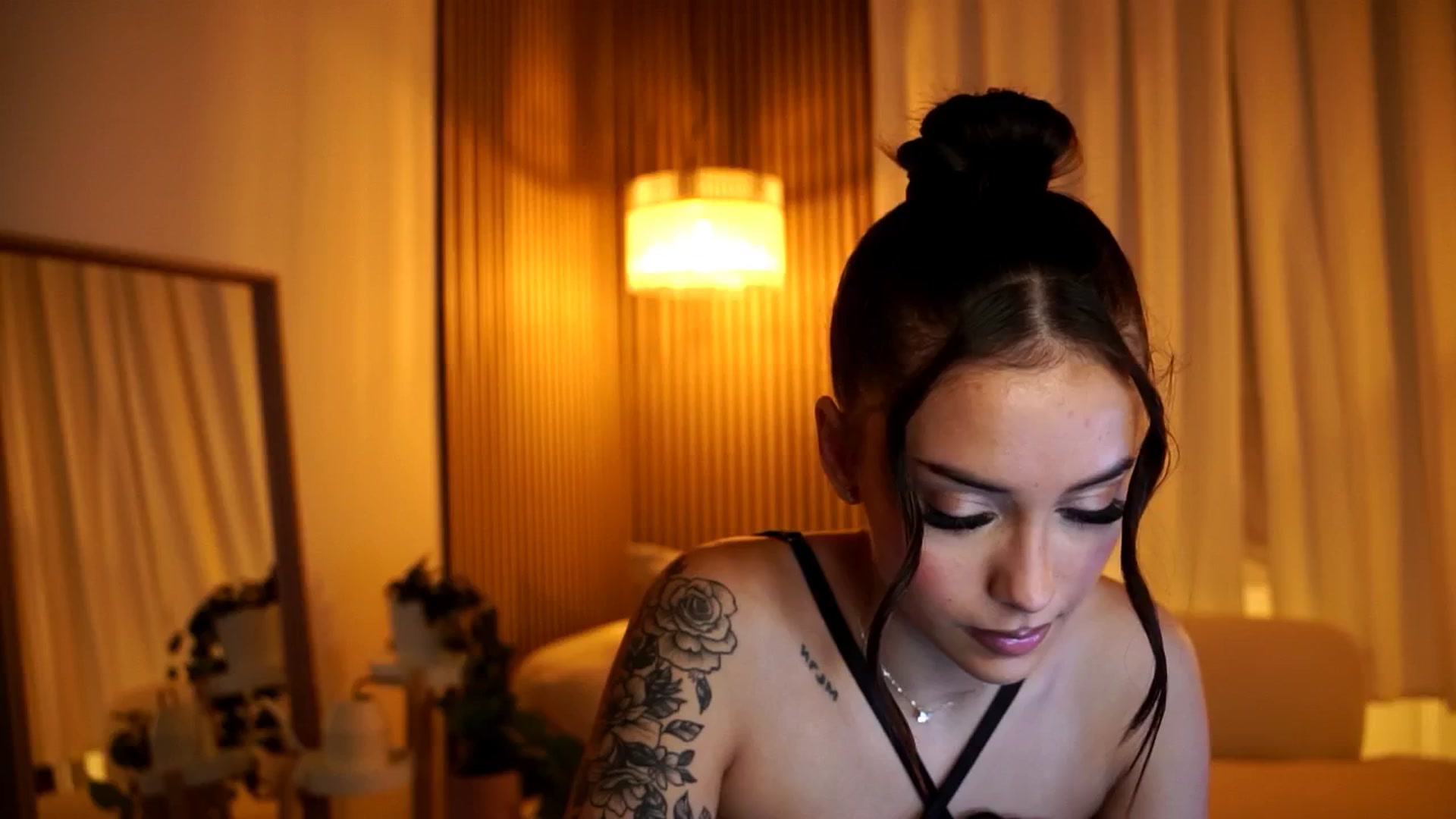 Gallery image thumbnail from Naomii18's myfreecams stream on, 12/07/2024, 16:38 image 16 of 20