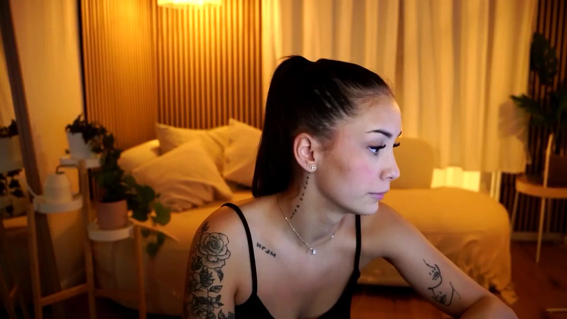Gallery image thumbnail from Naomii18's myfreecams stream on, 12/08/2024, 17:52 image 14 of 20