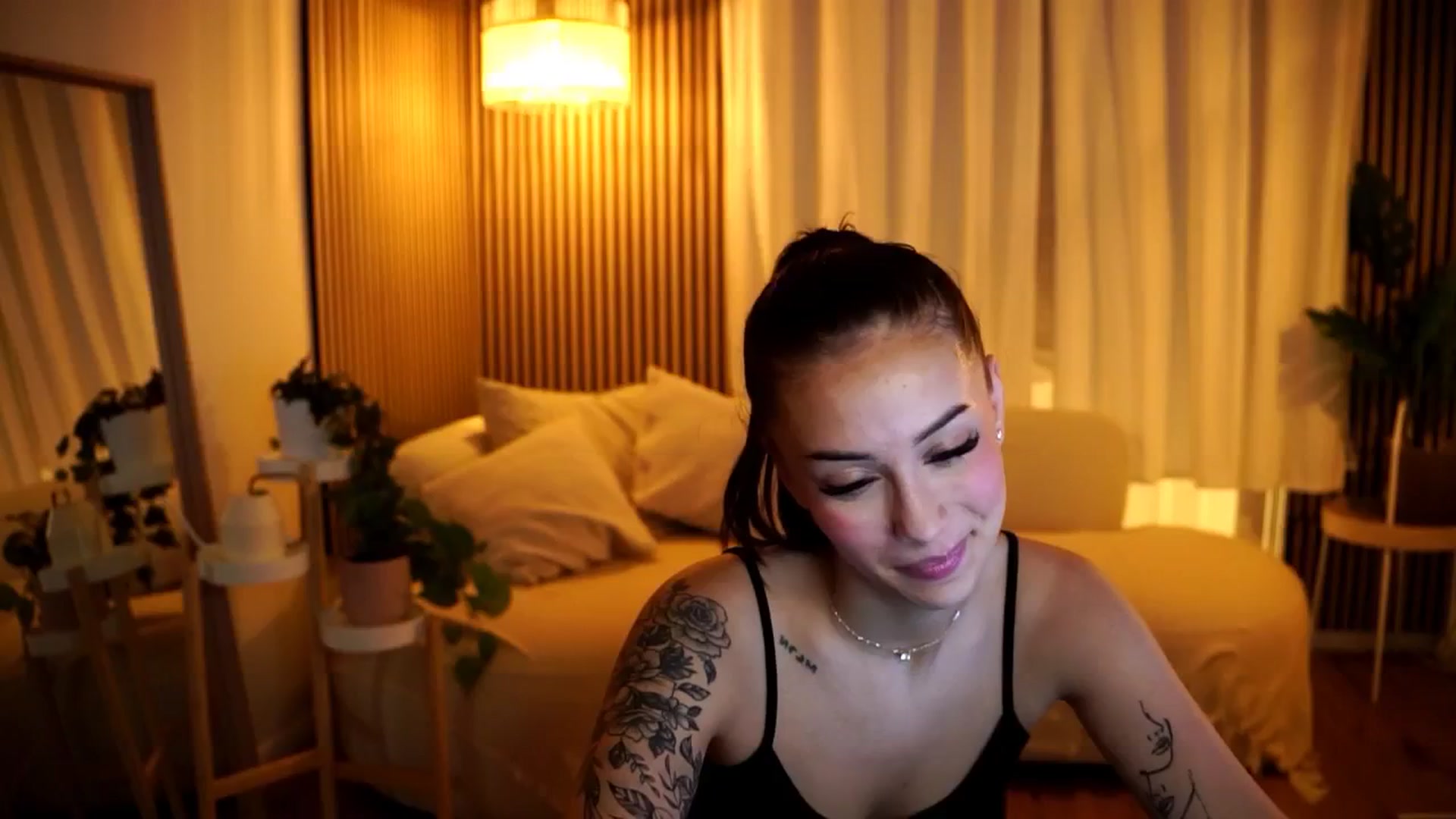 Gallery image thumbnail from Naomii18's myfreecams stream on, 12/08/2024, 17:52 image 11 of 20