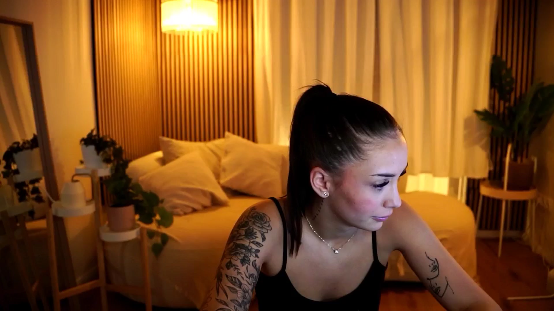 Gallery image thumbnail from Naomii18's myfreecams stream on, 12/08/2024, 17:52 image 9 of 20