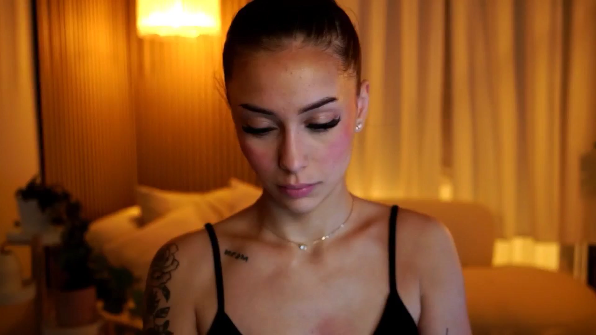 Gallery image thumbnail from Naomii18's myfreecams stream on, 12/08/2024, 17:52 image 5 of 20