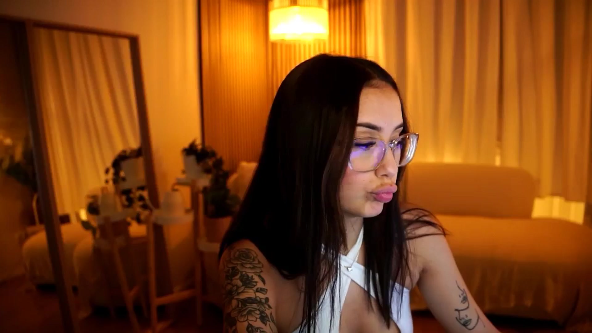 Gallery image thumbnail from Naomii18's myfreecams stream on, 12/09/2024, 18:54 image 9 of 20
