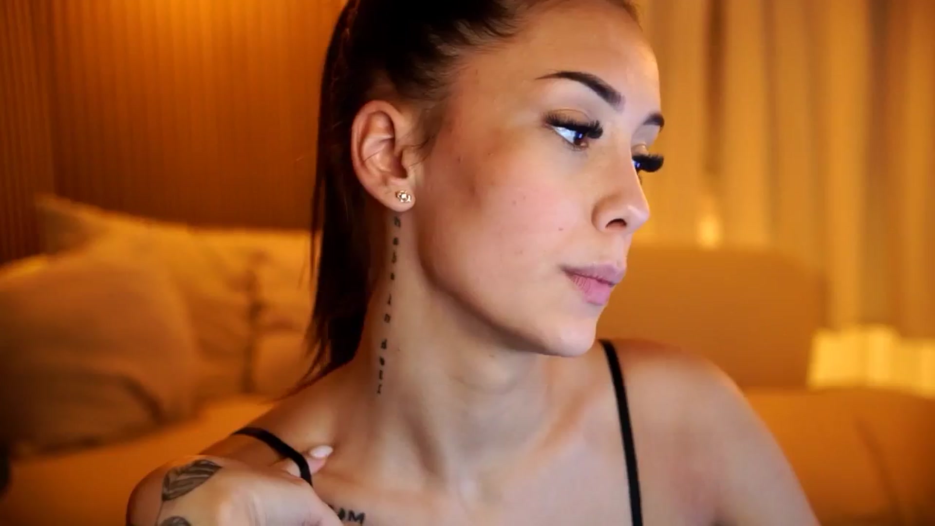 Gallery image thumbnail from Naomii18's myfreecams stream on, 12/10/2024, 18:31 image 4 of 20