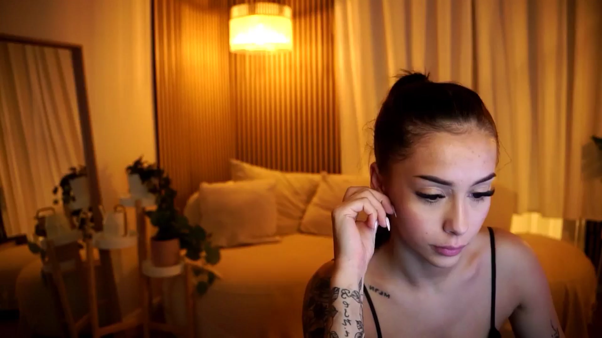 Gallery image thumbnail from Naomii18's myfreecams stream on, 12/10/2024, 18:31 image 19 of 20