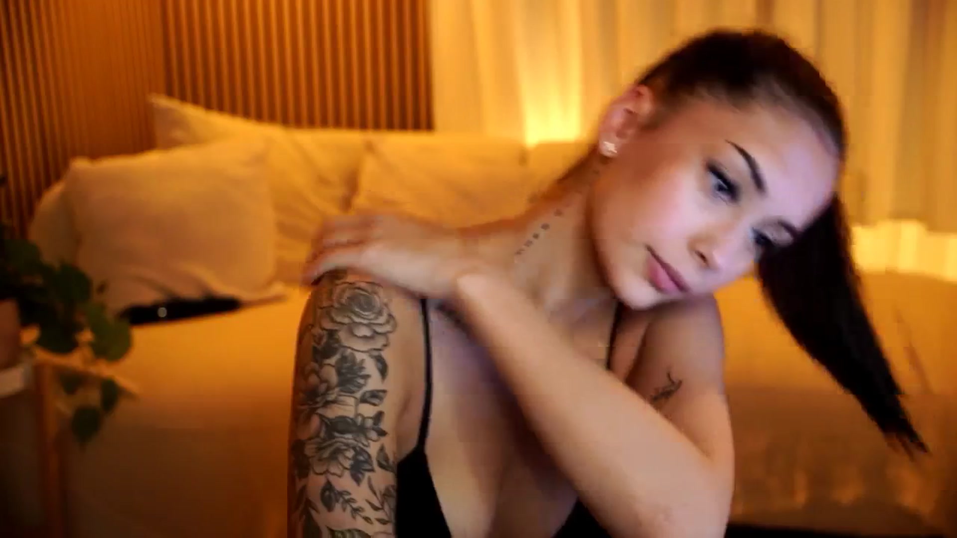 Gallery image thumbnail from Naomii18's myfreecams stream on, 12/10/2024, 18:31 image 11 of 20