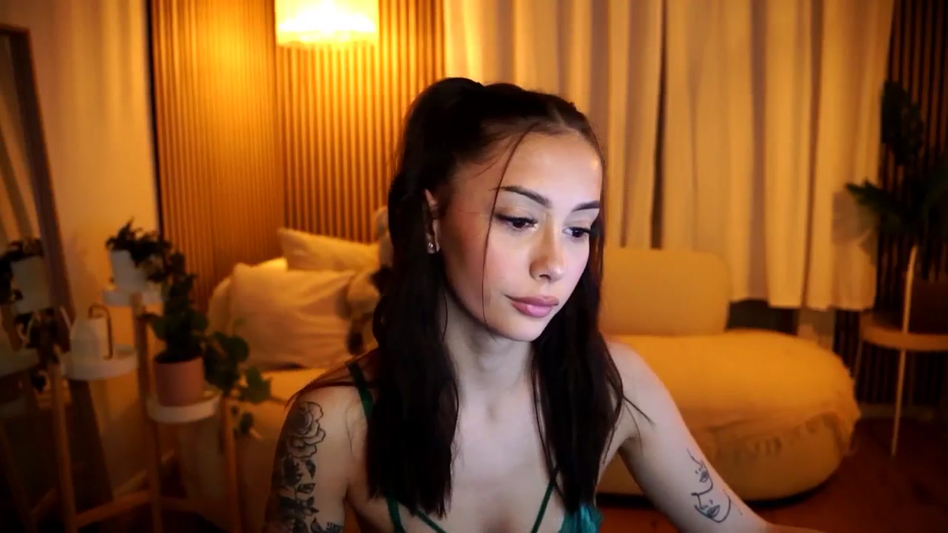Gallery image thumbnail from Naomii18's myfreecams stream on, 12/15/2024, 20:32 image 17 of 20