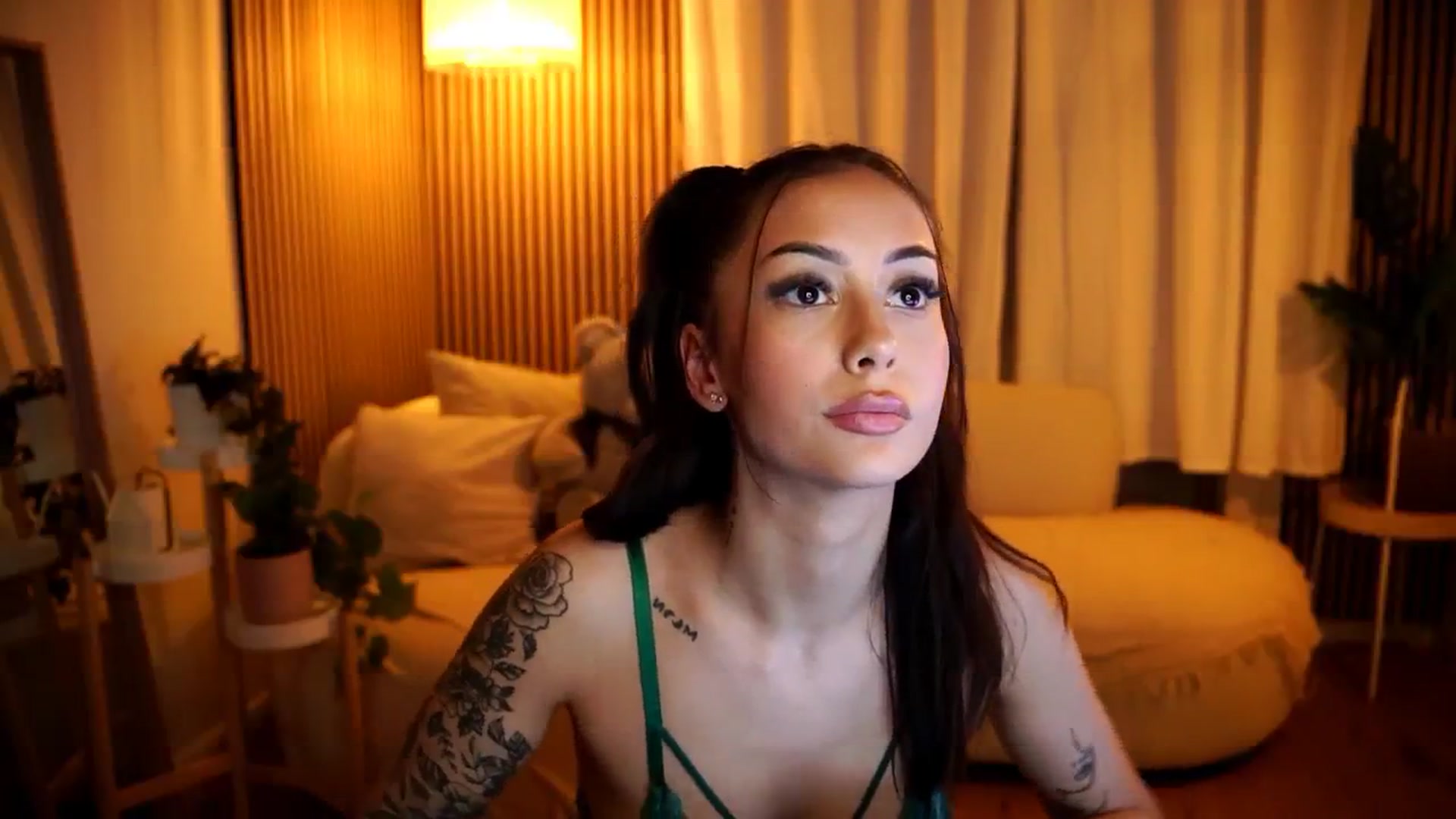 Gallery image thumbnail from Naomii18's myfreecams stream on, 12/15/2024, 20:32 image 18 of 20
