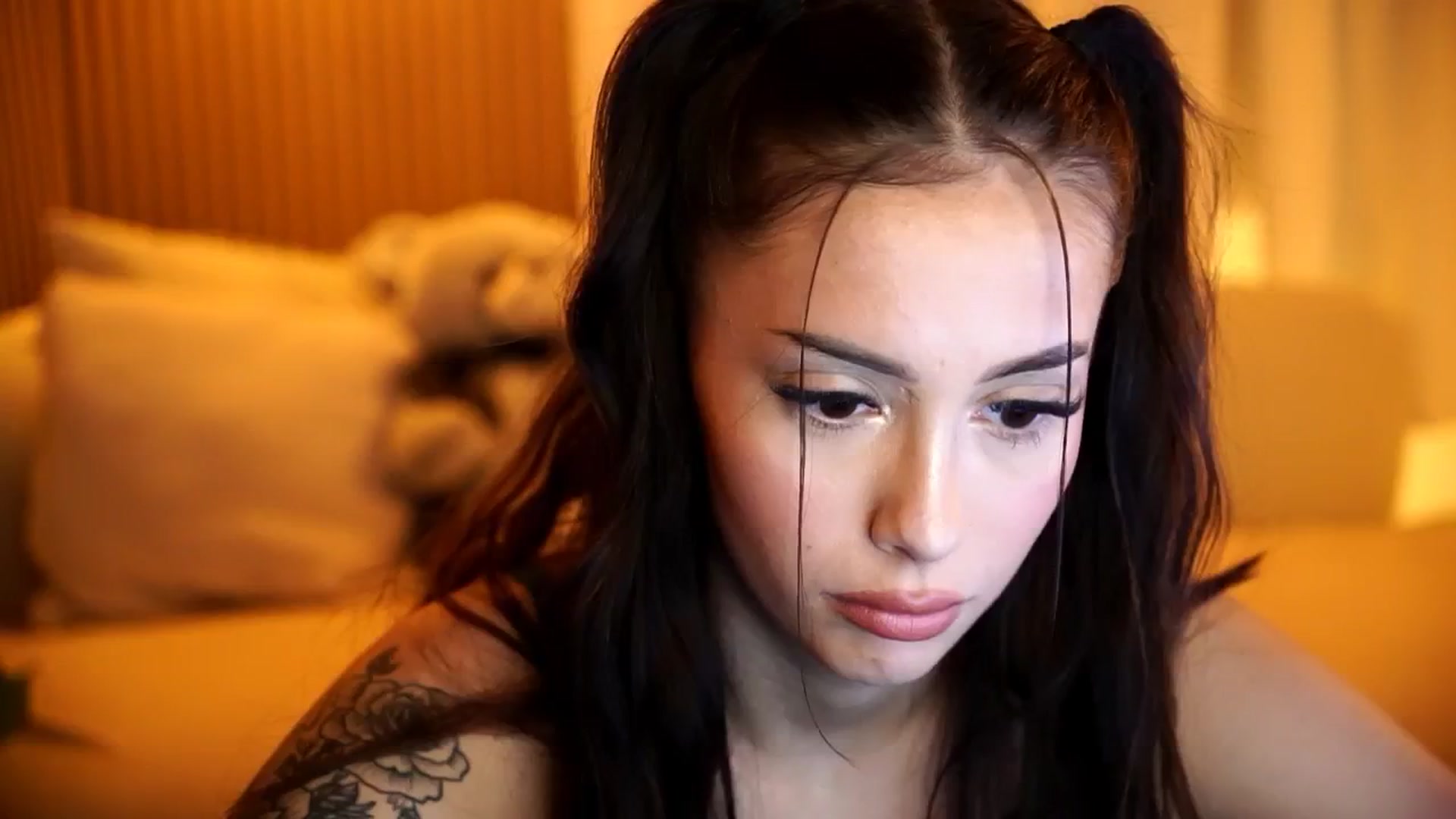 Gallery image thumbnail from Naomii18's myfreecams stream on, 12/15/2024, 23:27 image 7 of 20