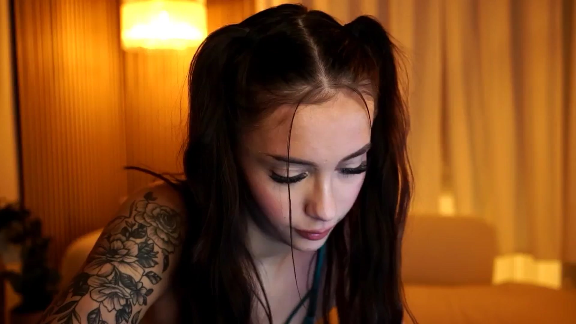 Gallery image thumbnail from Naomii18's myfreecams stream on, 12/15/2024, 23:27 image 19 of 20