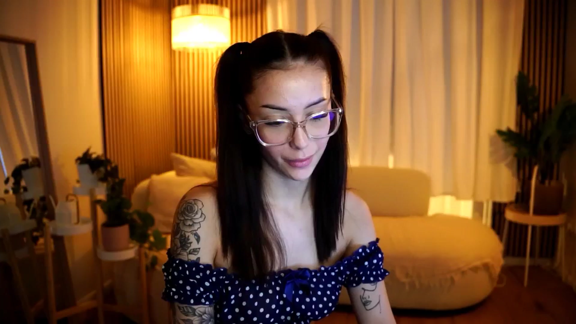 Gallery image thumbnail from Naomii18's myfreecams stream on, 12/17/2024, 15:14 image 6 of 20