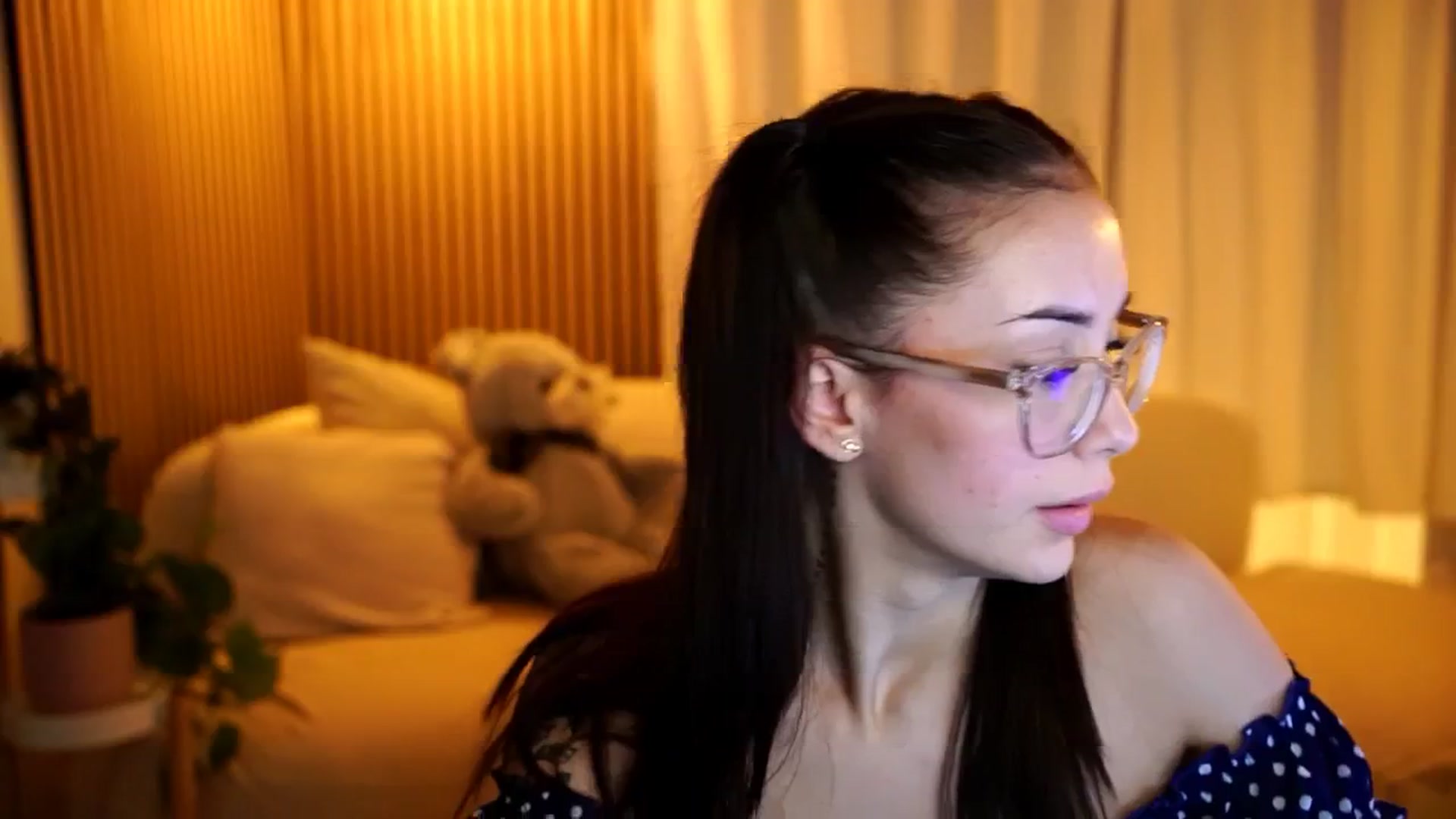 Gallery image thumbnail from Naomii18's myfreecams stream on, 12/17/2024, 15:14 image 15 of 20