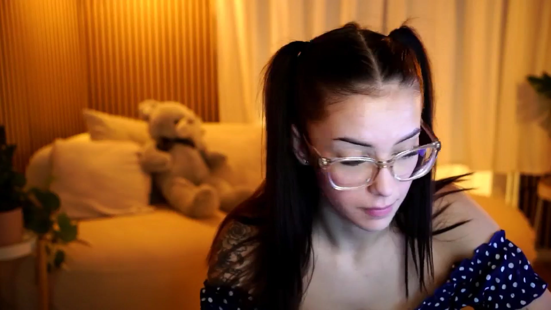 Gallery image thumbnail from Naomii18's myfreecams stream on, 12/17/2024, 15:14 image 8 of 20