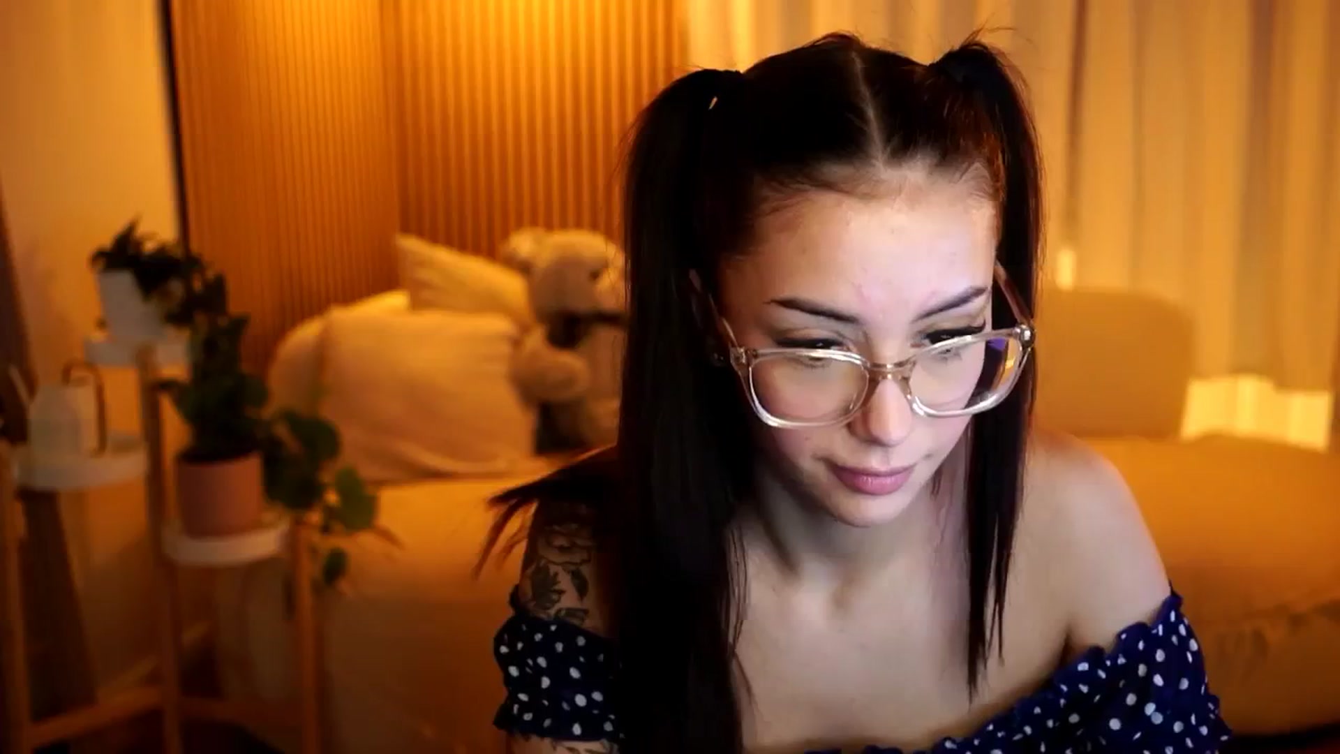 Gallery image thumbnail from Naomii18's myfreecams stream on, 12/17/2024, 15:14 image 13 of 20