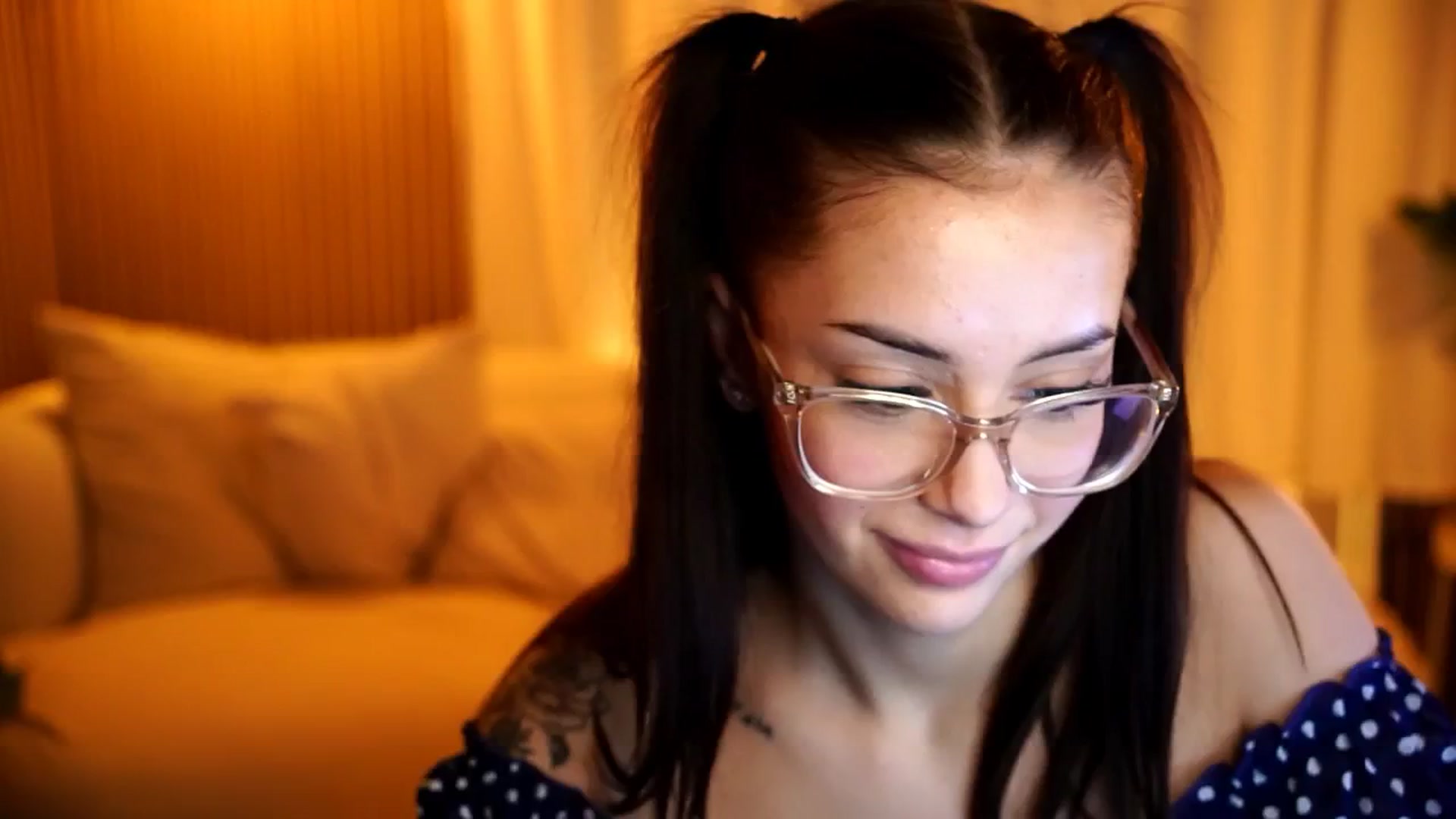 Gallery image thumbnail from Naomii18's myfreecams stream on, 12/17/2024, 18:46 image 14 of 20