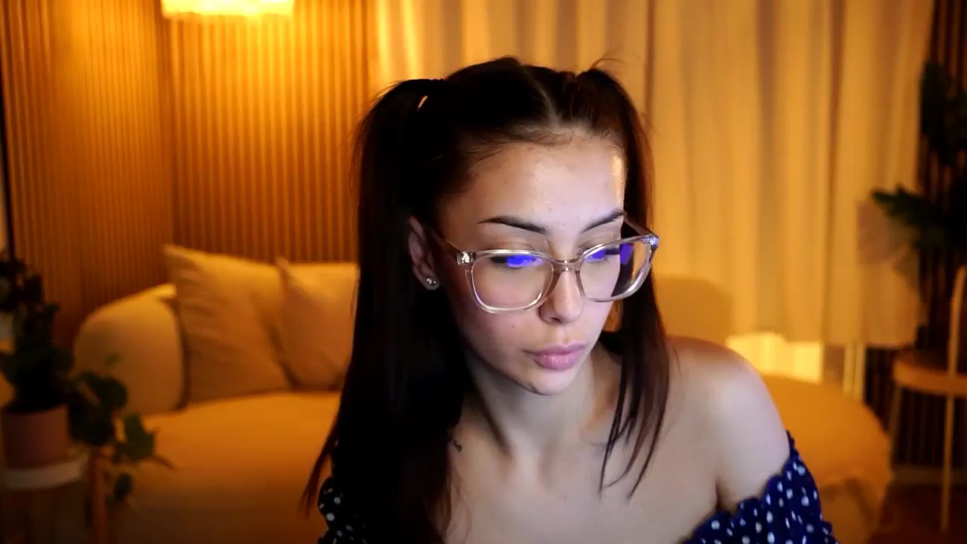 Gallery image thumbnail from Naomii18's myfreecams stream on, 12/17/2024, 18:46 image 16 of 20