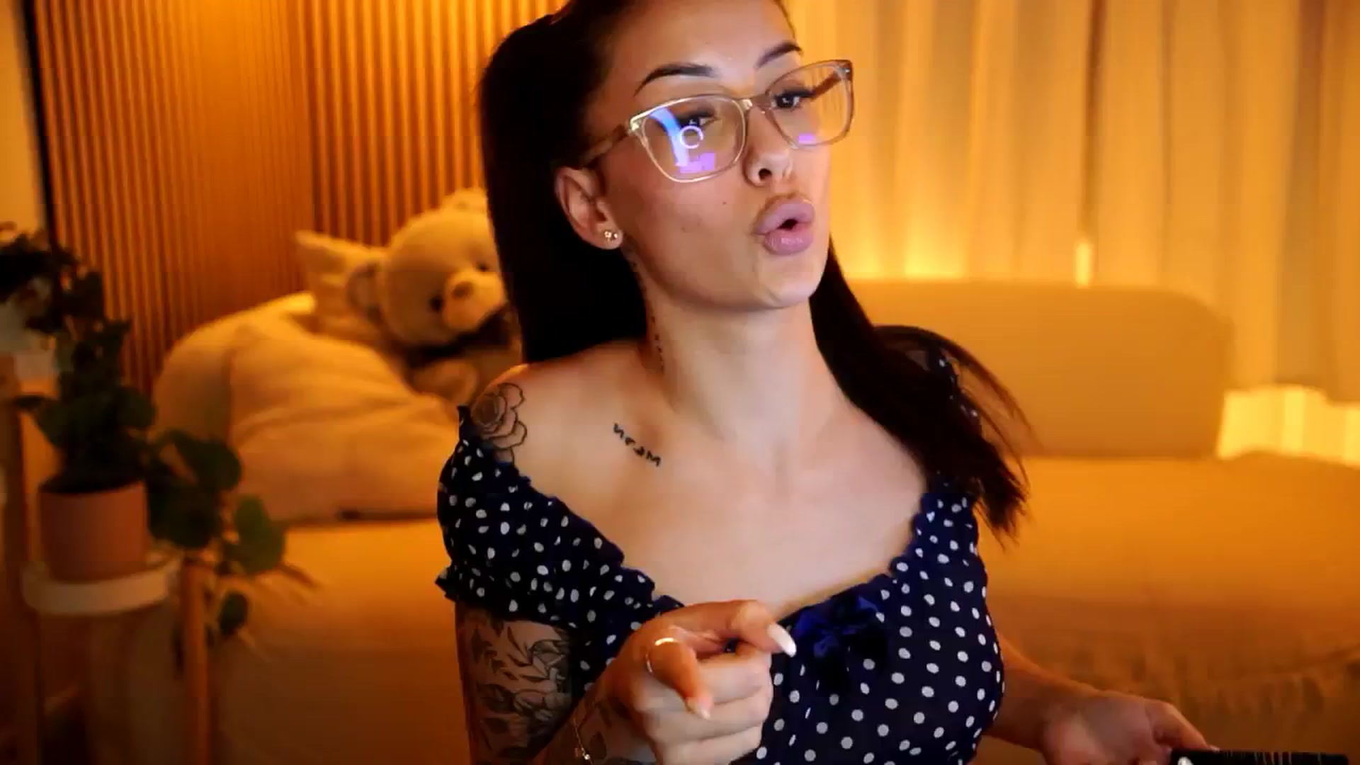Gallery image thumbnail from Naomii18's myfreecams stream on, 12/17/2024, 18:46 image 9 of 20