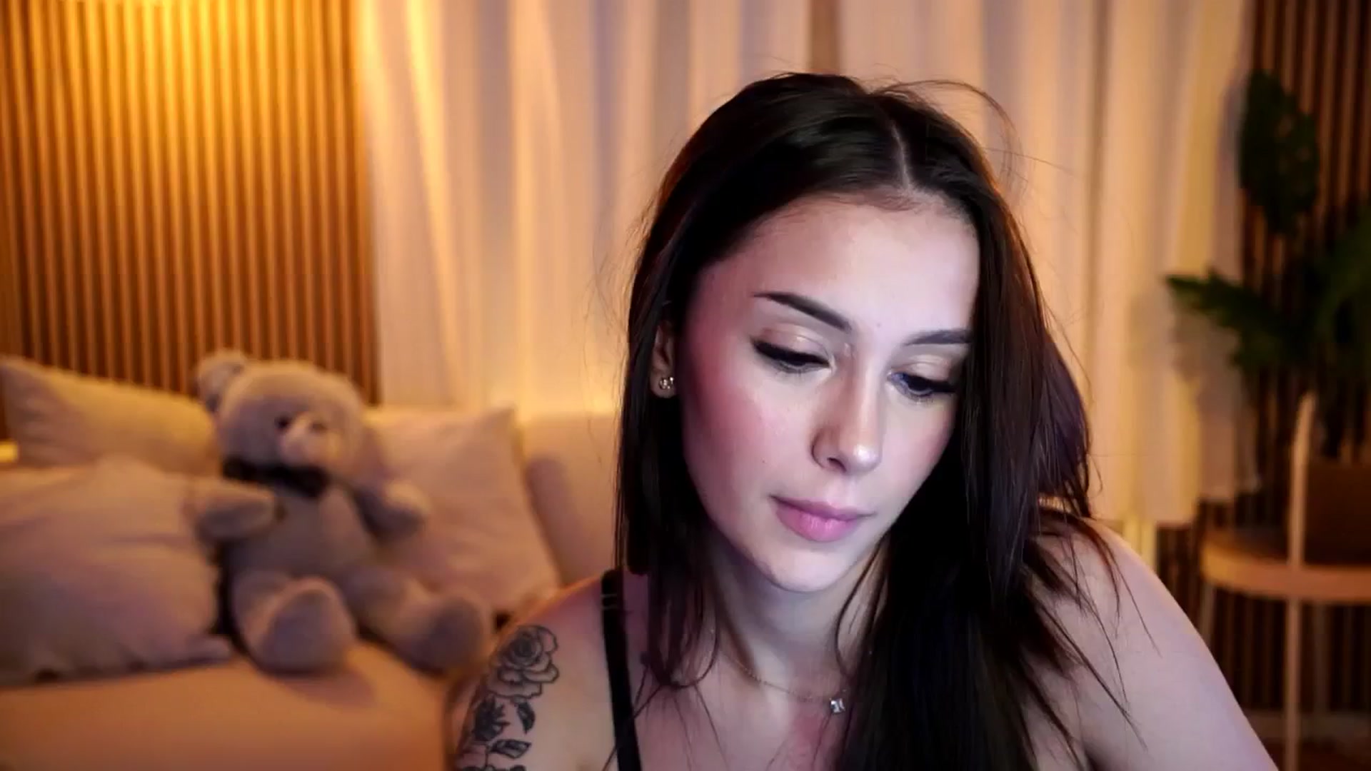 Gallery image thumbnail from Naomii18's myfreecams stream on, 12/19/2024, 15:57 image 3 of 20