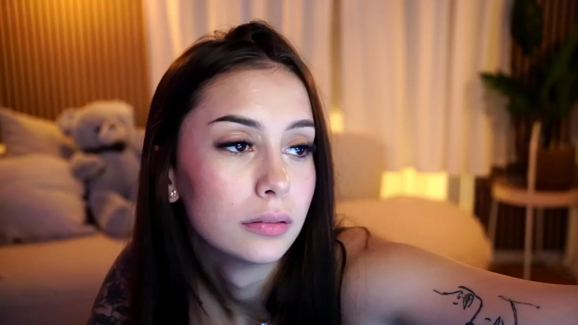 Gallery image thumbnail from Naomii18's myfreecams stream on, 12/19/2024, 18:24 image 4 of 20